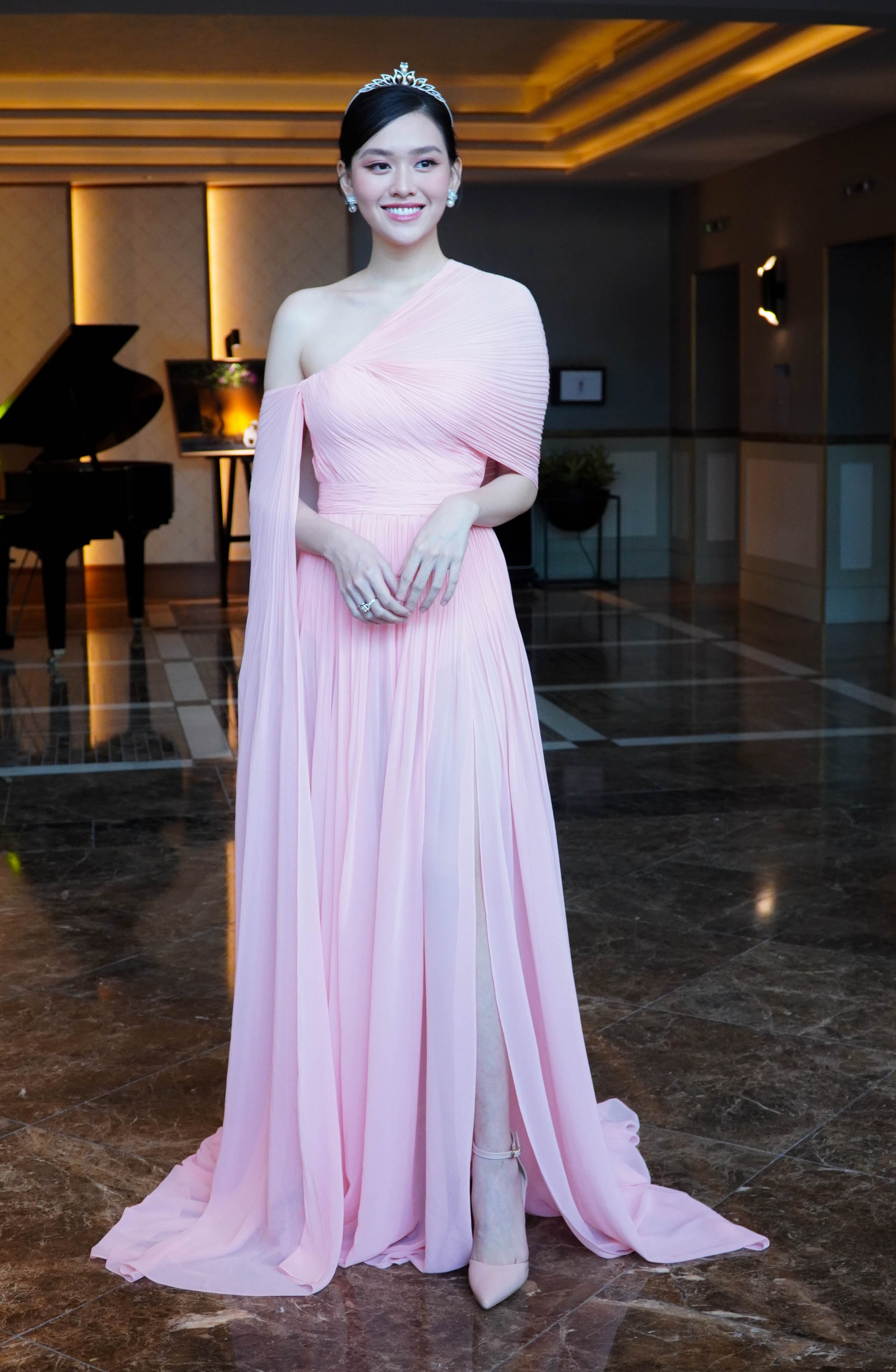 D&agrave;n ch&acirc;n d&agrave;i s&aacute;nh bước tại thảm đỏ Miss World Việt Nam - Ảnh 5.