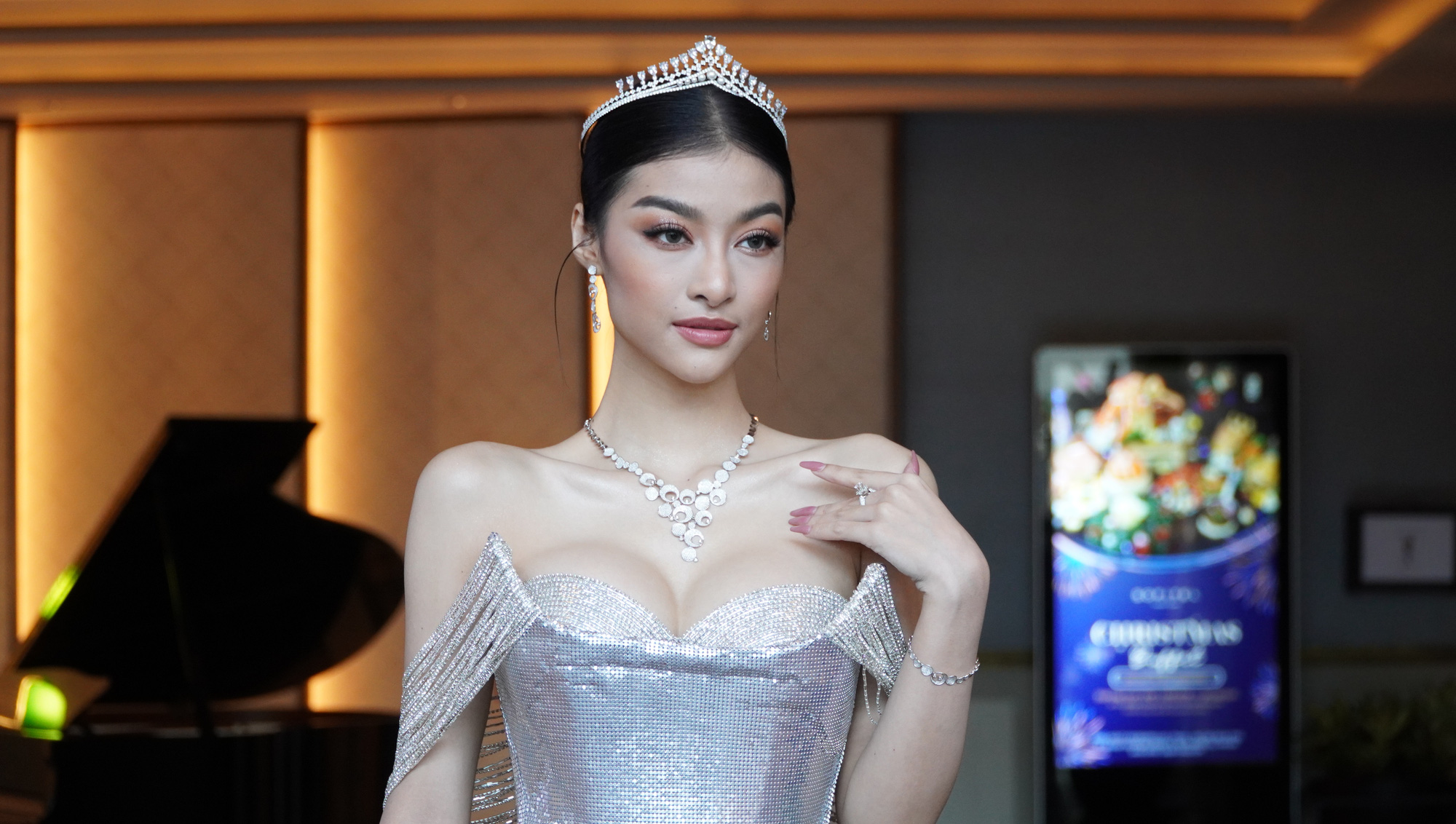 D&agrave;n ch&acirc;n d&agrave;i s&aacute;nh bước tại thảm đỏ Miss World Việt Nam - Ảnh 3.