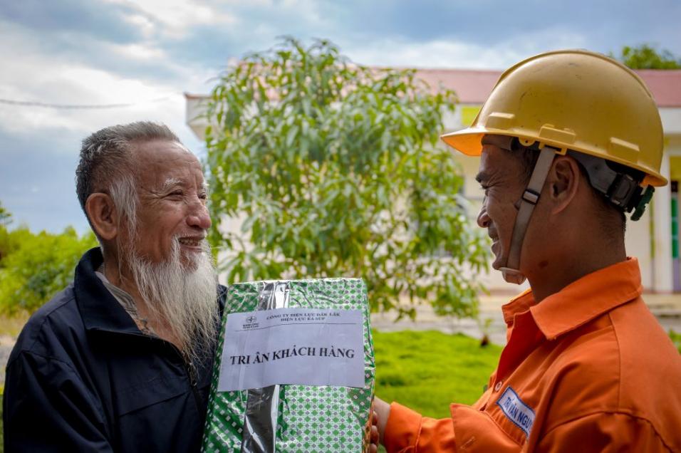 EVNCPC tri &acirc;n kh&aacute;ch h&agrave;ng 2021 gần 10 tỉ đồng - Ảnh 1.