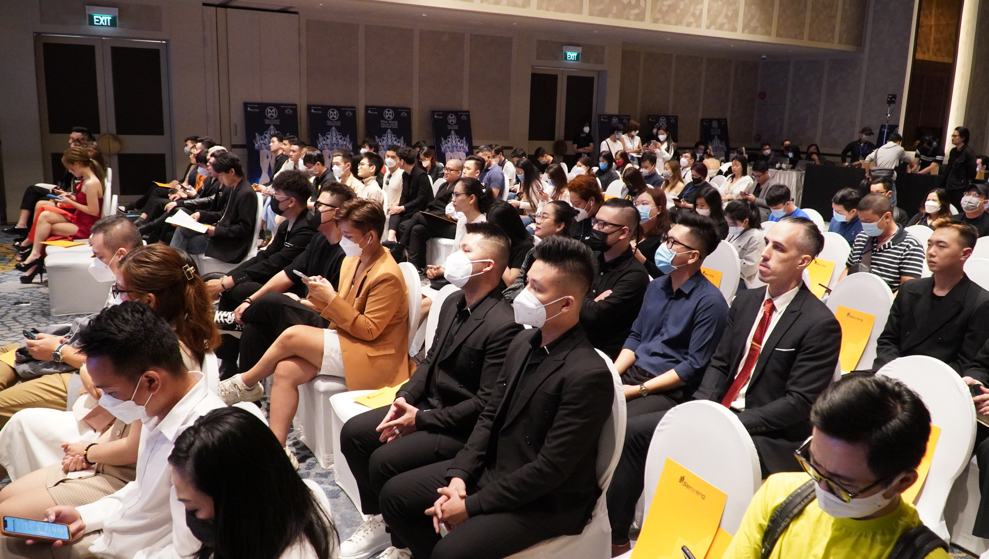 D&agrave;n ch&acirc;n d&agrave;i s&aacute;nh bước tại thảm đỏ Miss World Việt Nam - Ảnh 8.