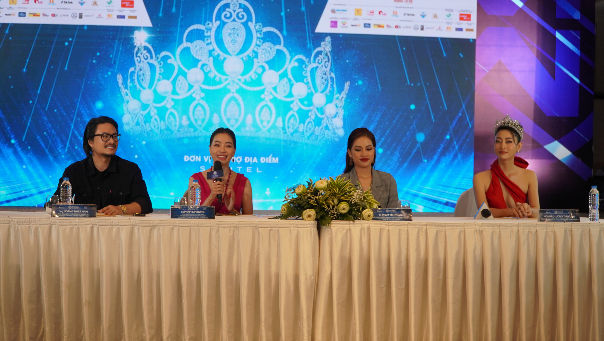 D&agrave;n ch&acirc;n d&agrave;i s&aacute;nh bước tại thảm đỏ Miss World Việt Nam - Ảnh 9.