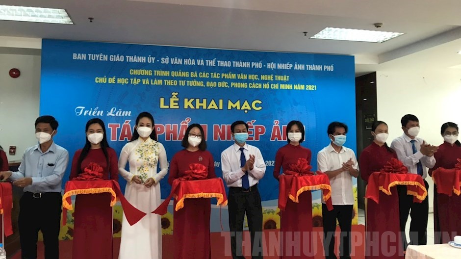 Triển l&atilde;m t&aacute;c phẩm nhiếp ảnh về học tập v&agrave; l&agrave;m theo gương B&aacute;c - Ảnh 3.