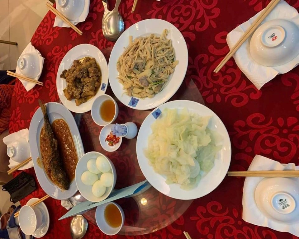 Mạng x&atilde; hội đăng tải h&igrave;nh ảnh bữa ăn kham khổ, Ban tổ chức Giải bơi, lặn VĐQG 2021 n&oacute;i g&igrave;? - Ảnh 4.