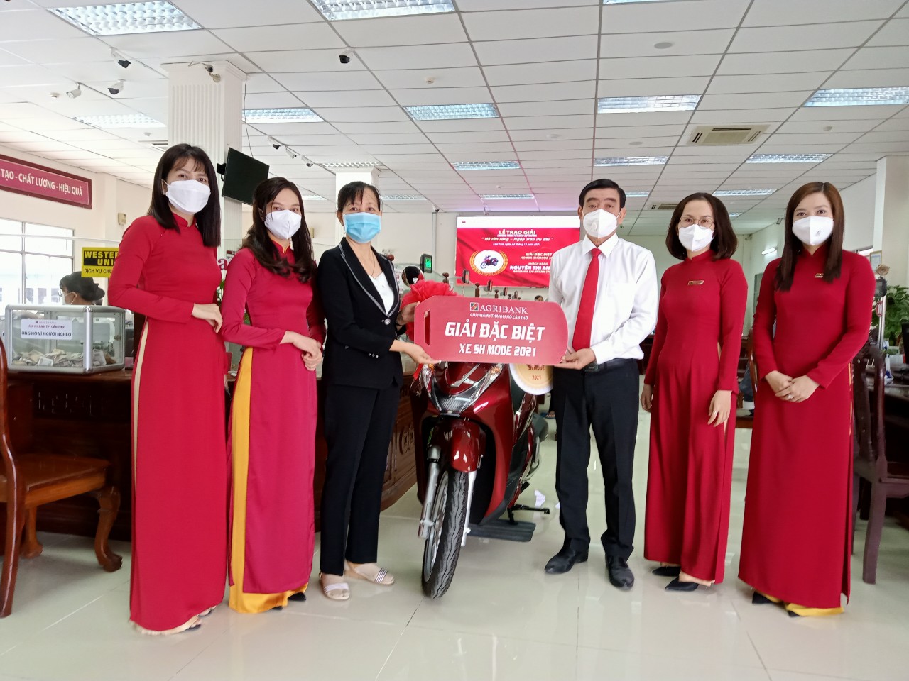 Nữ khách hàng trúng xe SH từ chương trình tiết kiệm của Agribank Cần Thơ