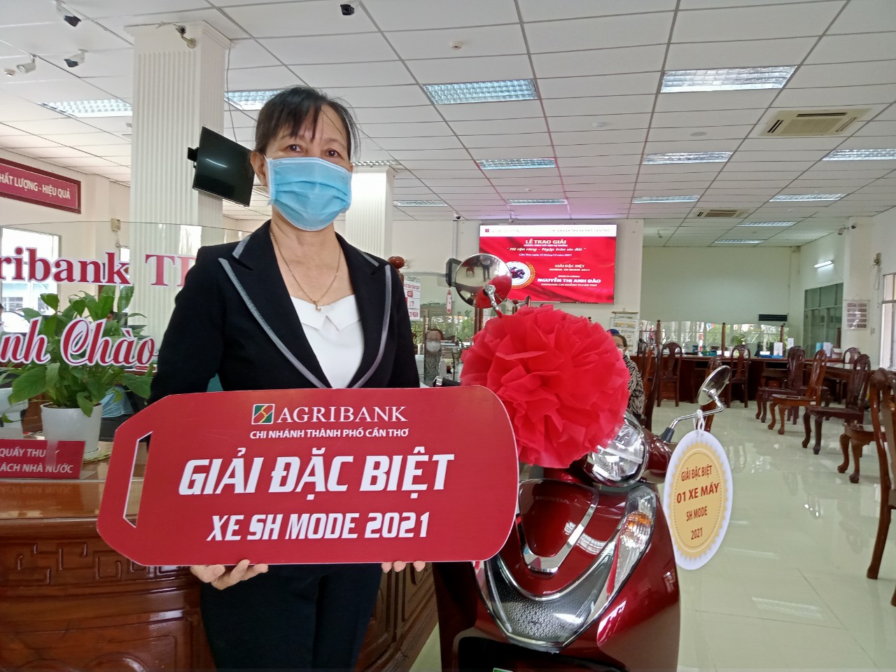 Nữ kh&aacute;ch h&agrave;ng tr&uacute;ng xe SH từ chương tr&igrave;nh tiết kiệm của Agribank Cần Thơ  - Ảnh 3.