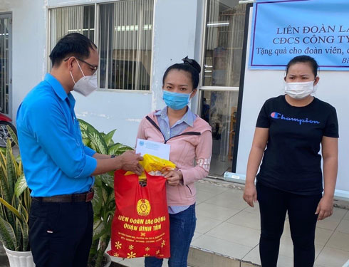 H&agrave;ng chục tỉ đồng chăm lo Tết cho c&ocirc;ng nh&acirc;n kh&oacute; khăn - Ảnh 1.