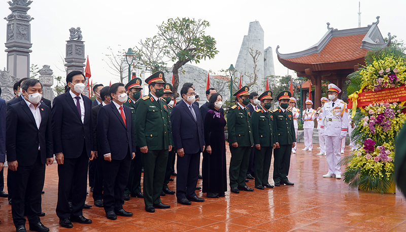 Thủ tướng Phạm Minh Chính dâng hương Đền thờ Bác Hồ tại Quảng Bình