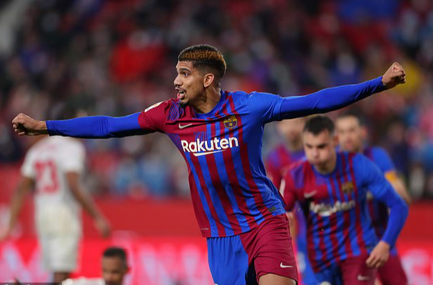 Alba bị n&eacute;m b&oacute;ng v&agrave;o mặt, Barcelona kh&ocirc;ng hạ nổi chủ nh&agrave; Sevilla - Ảnh 5.