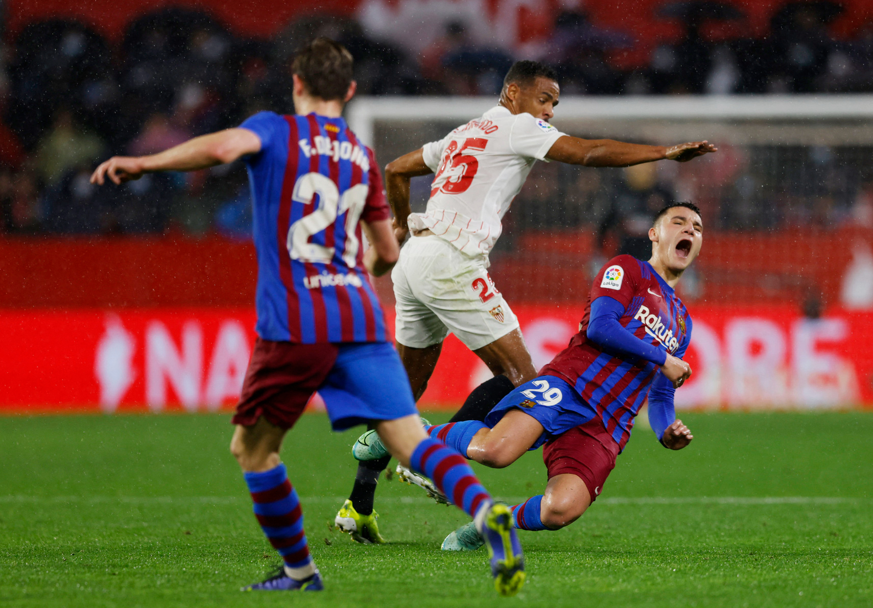 Alba bị ném bóng vào mặt, Barcelona không hạ nổi chủ nhà Sevilla