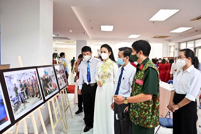 Triển l&atilde;m t&aacute;c phẩm nhiếp ảnh về học tập v&agrave; l&agrave;m theo gương B&aacute;c - Ảnh 2.