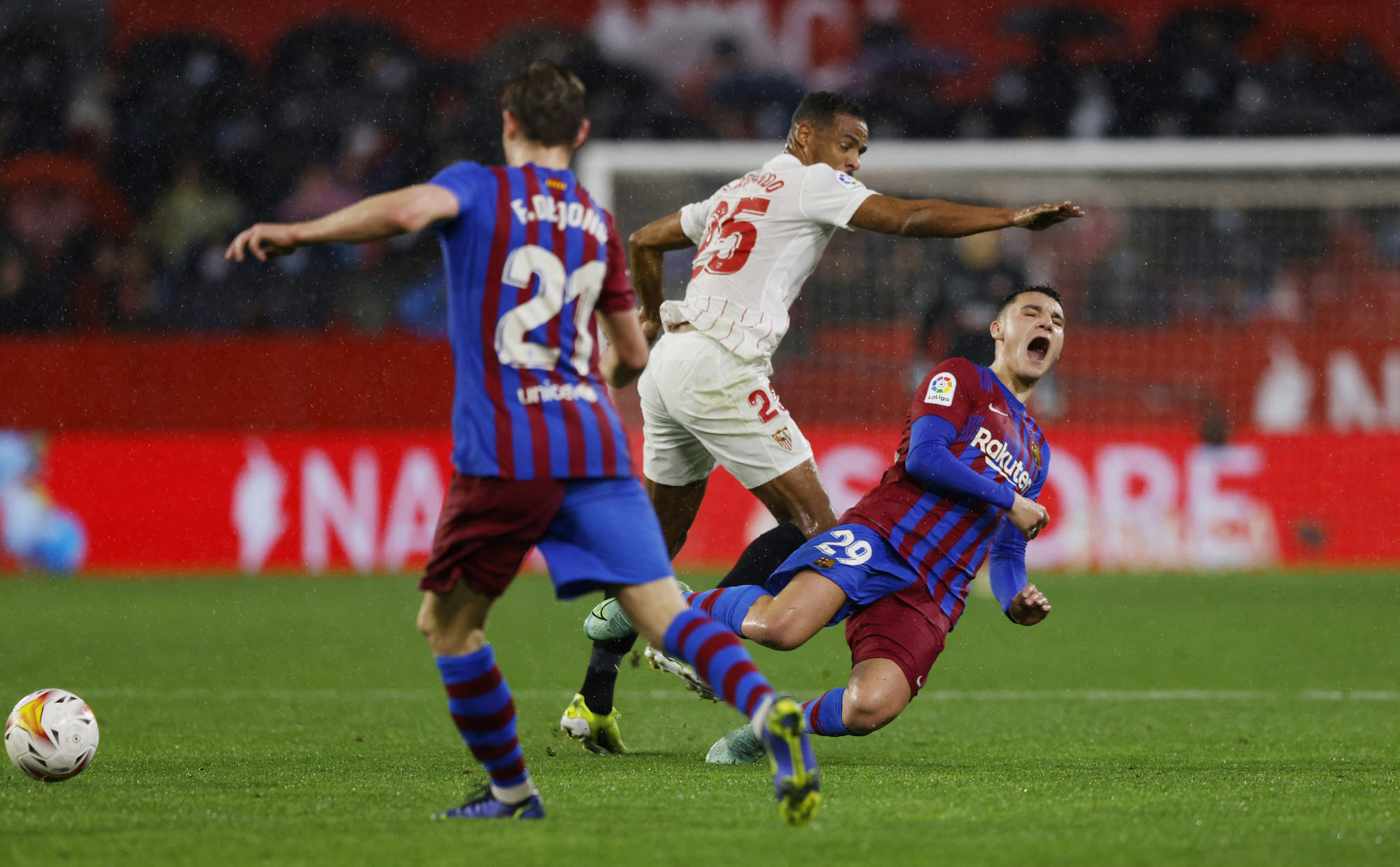 Alba bị n&eacute;m b&oacute;ng v&agrave;o mặt, Barcelona kh&ocirc;ng hạ nổi chủ nh&agrave; Sevilla - Ảnh 3.