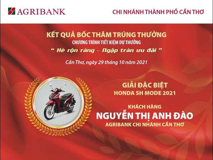 Nữ kh&aacute;ch h&agrave;ng tr&uacute;ng xe SH từ chương tr&igrave;nh tiết kiệm của Agribank Cần Thơ  - Ảnh 2.