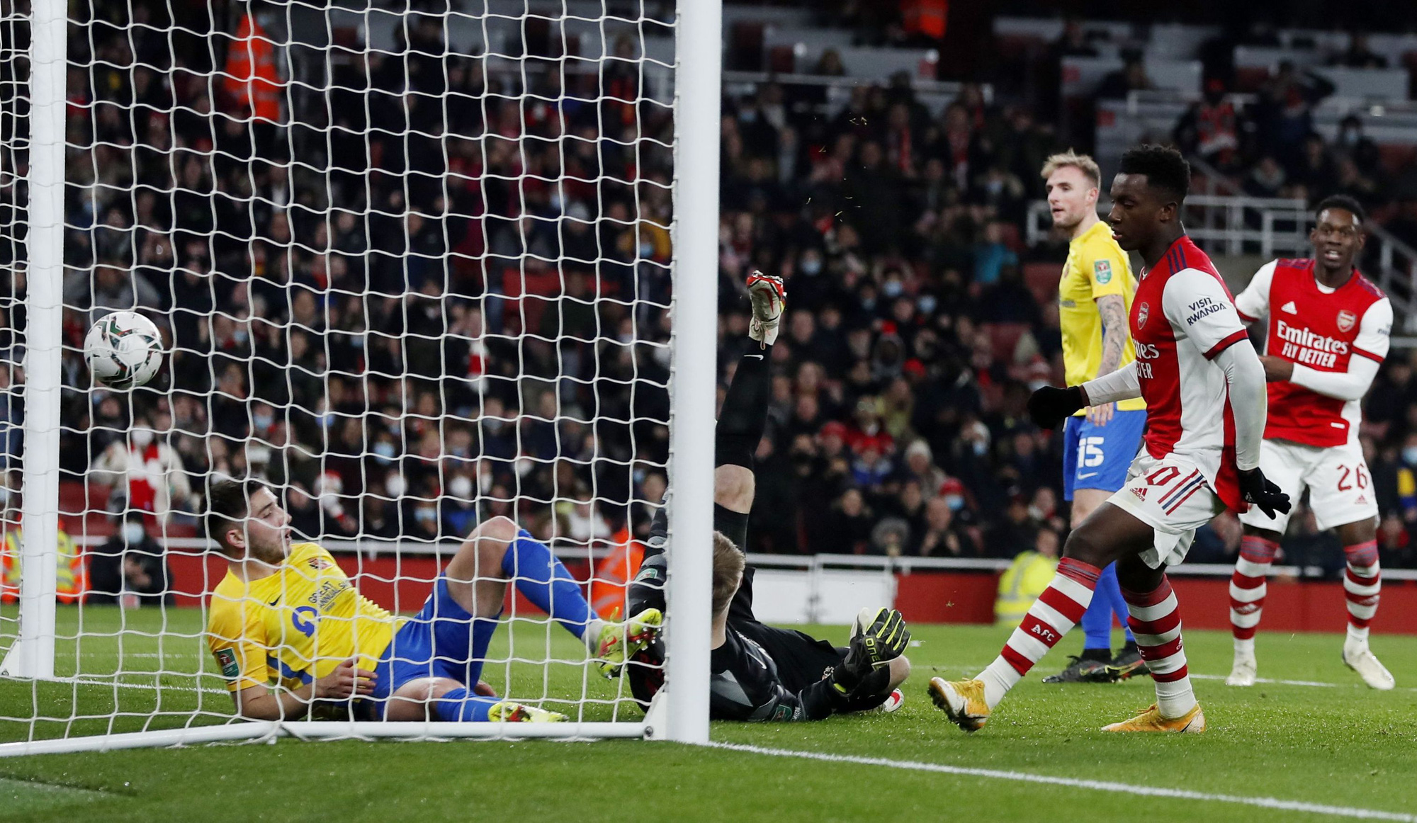 V&ugrave;i dập Sunderland, Arsenal gi&agrave;nh v&eacute; sớm b&aacute;n kết League Cup - Ảnh 2.