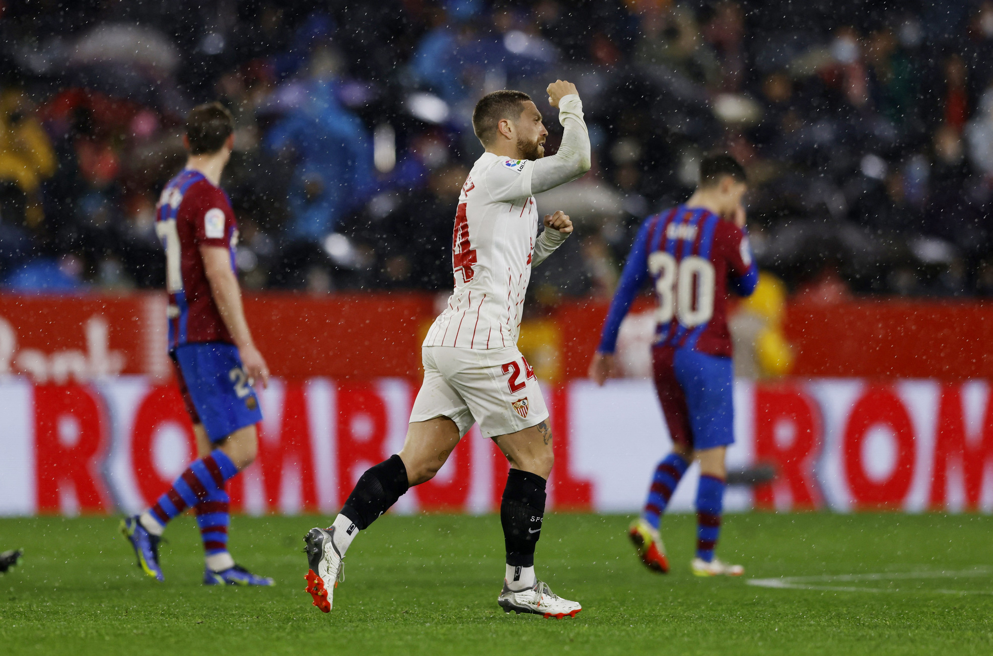 Alba bị n&eacute;m b&oacute;ng v&agrave;o mặt, Barcelona kh&ocirc;ng hạ nổi chủ nh&agrave; Sevilla - Ảnh 4.