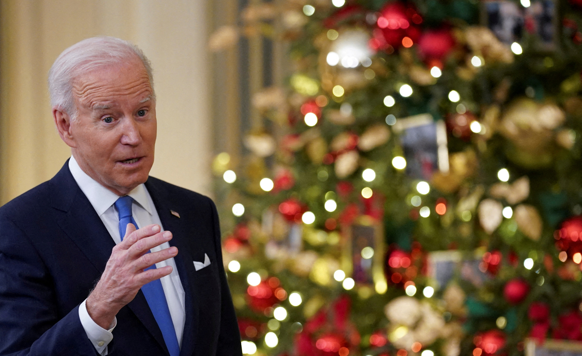 Covid-19: Tổng thống Biden bất ngờ khen ông Donald Trump