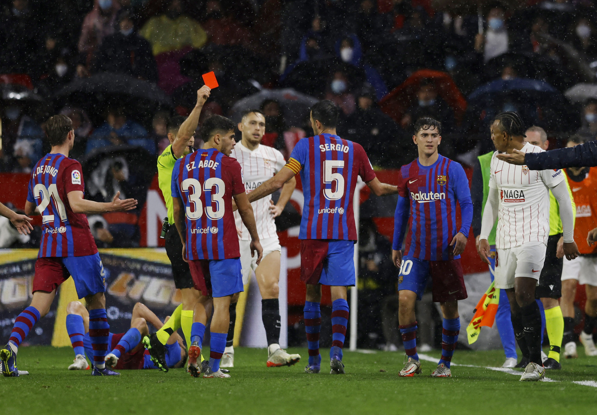 Alba bị n&eacute;m b&oacute;ng v&agrave;o mặt, Barcelona kh&ocirc;ng hạ nổi chủ nh&agrave; Sevilla - Ảnh 2.