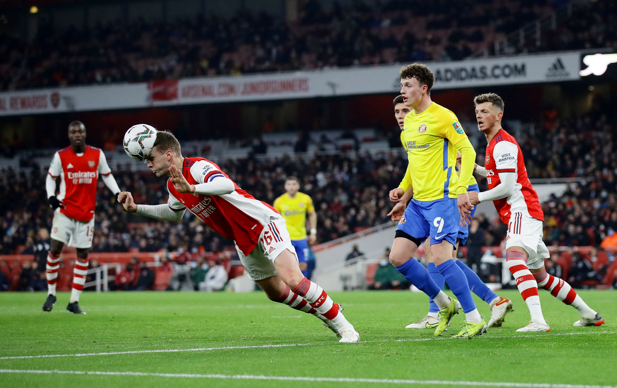 V&ugrave;i dập Sunderland, Arsenal gi&agrave;nh v&eacute; sớm b&aacute;n kết League Cup - Ảnh 1.