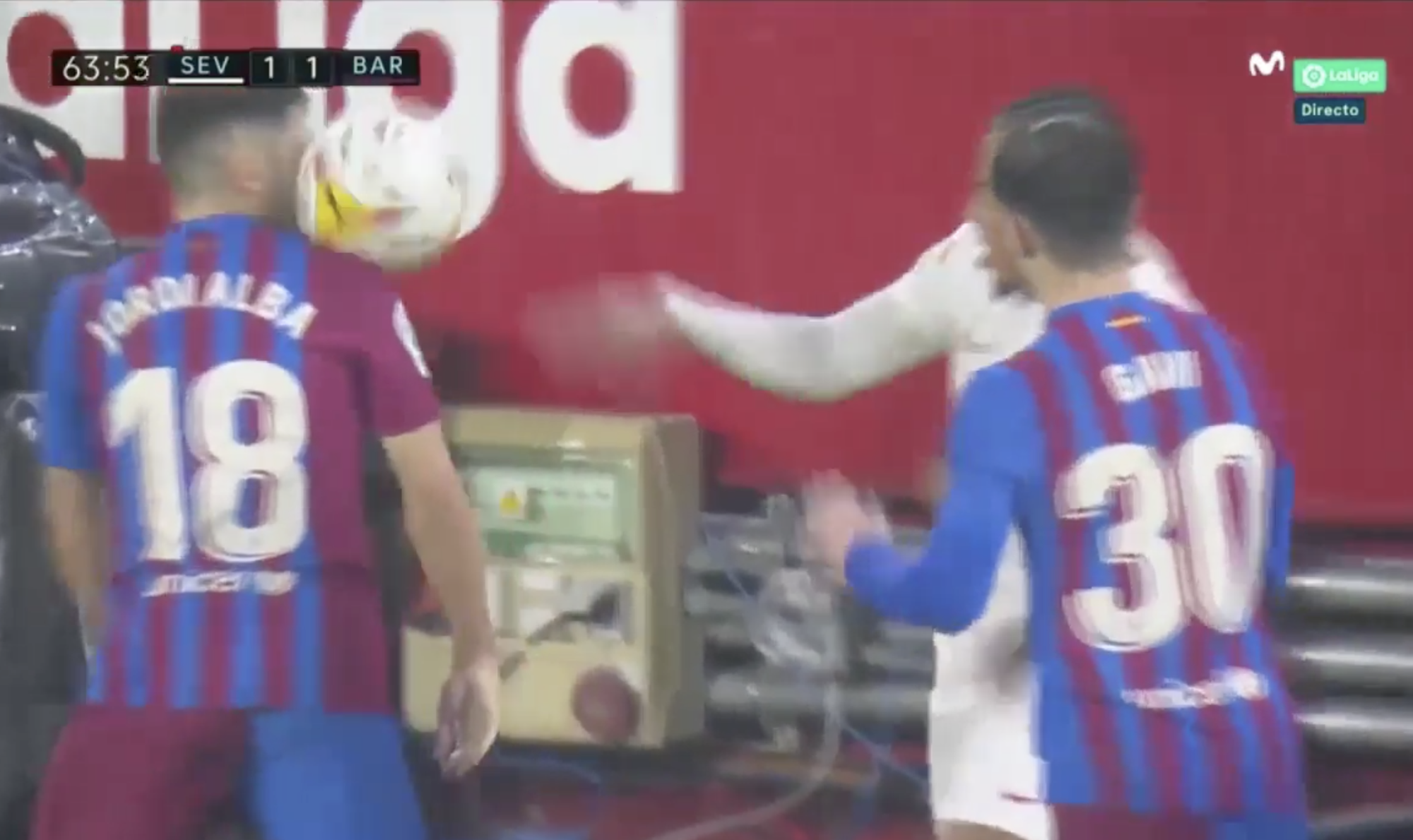 Alba bị n&eacute;m b&oacute;ng v&agrave;o mặt, Barcelona kh&ocirc;ng hạ nổi chủ nh&agrave; Sevilla - Ảnh 1.