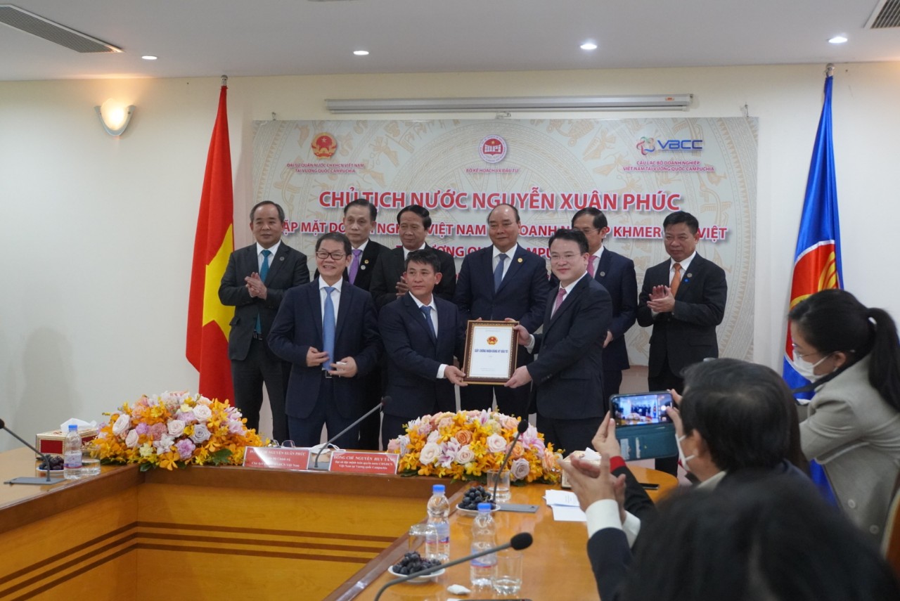 Chủ tịch nước đề nghị Thủ tướng Hun Sen th&aacute;o gỡ kiến nghị của doanh  nghiệp - Ảnh 4.