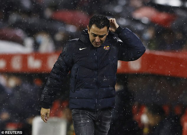 Alba bị n&eacute;m b&oacute;ng v&agrave;o mặt, Barcelona kh&ocirc;ng hạ nổi chủ nh&agrave; Sevilla - Ảnh 7.