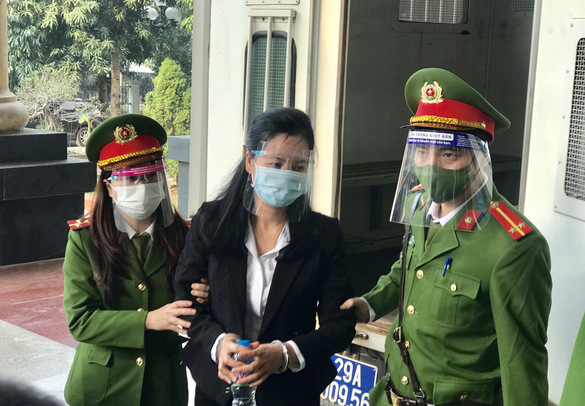 X&eacute;t xử vụ bằng giả Đại học Đ&ocirc;ng Đ&ocirc;: T&ograve;a triệu tập 30 người li&ecirc;n quan, 200 người l&agrave;m chứng - Ảnh 2.