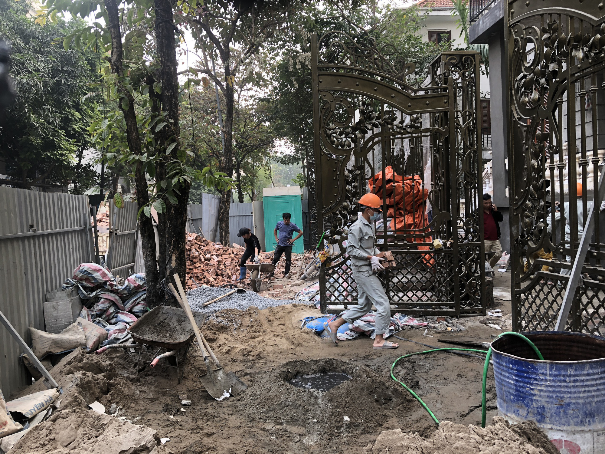 Thậm thụt hợp thức hóa biệt thự vi phạm? - Ảnh 1.