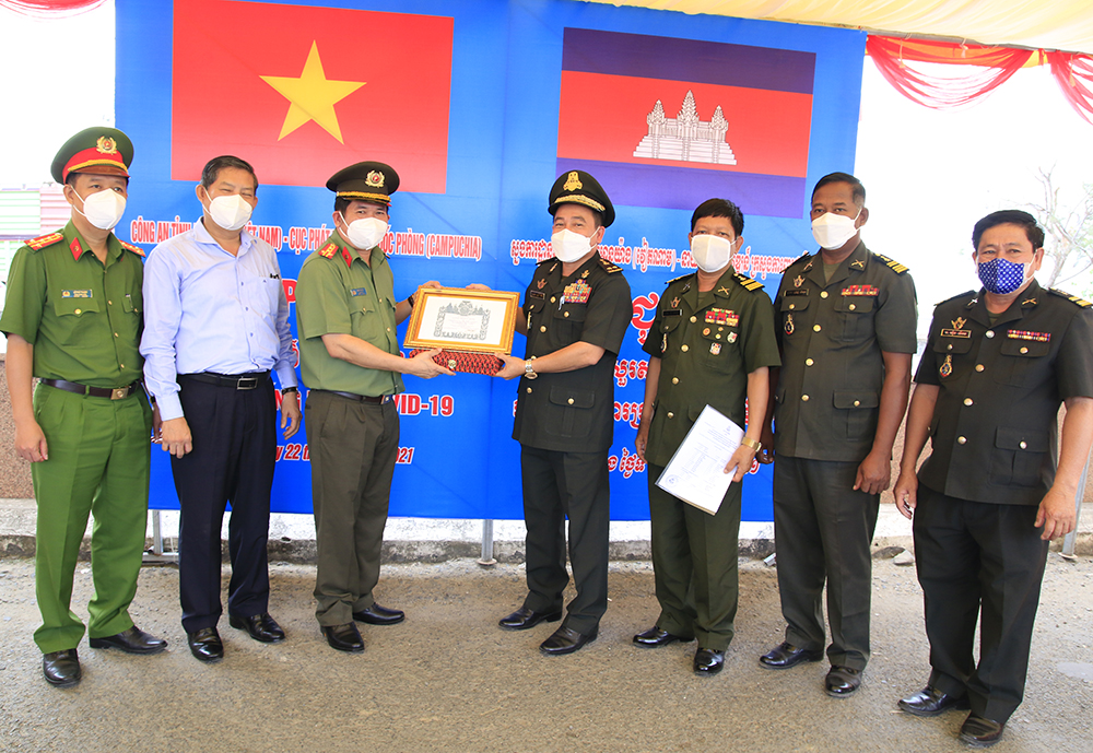 Đại t&aacute; Đinh Văn Nơi được Quốc vương Campuchia tặng hu&acirc;n chương - Ảnh 3.