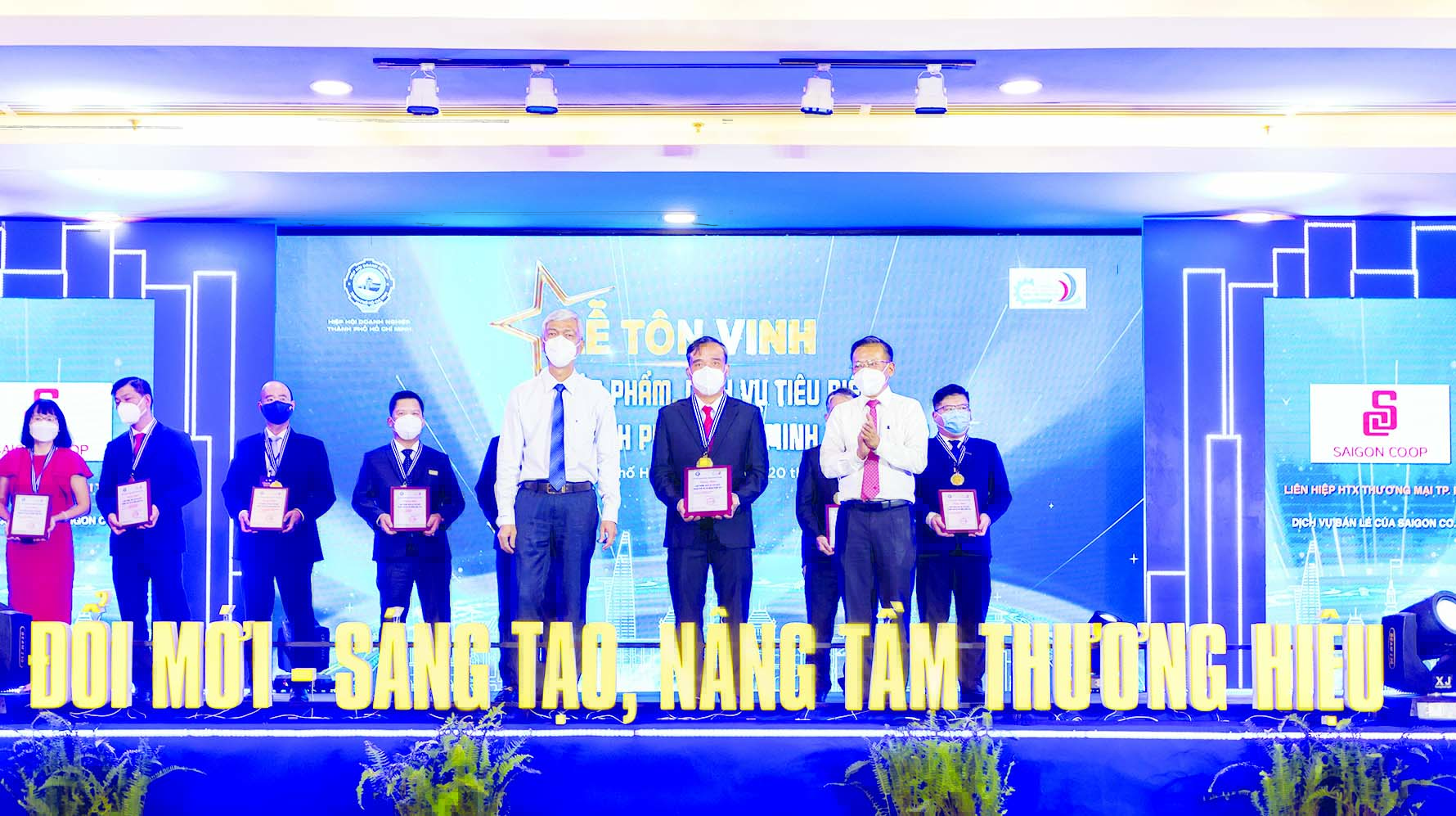 Doanh nghiệp bán lẻ Việt tận hiến vì cộng đồng - Ảnh 1.