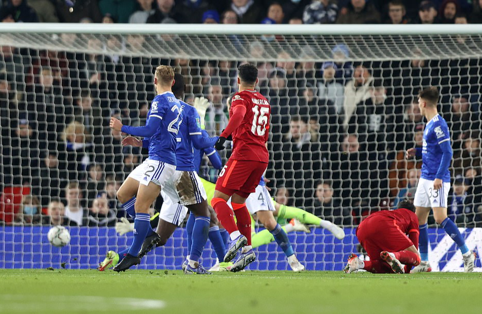 Ngược d&ograve;ng kh&ocirc;ng tưởng, Liverpool hạ Leicester v&agrave;o b&aacute;n kết League Cup - Ảnh 3.