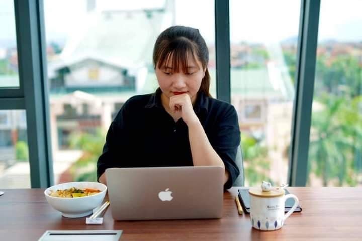 Nghề lạ: "chạy show" hội thảo online