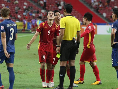 Tuyển Việt Nam - Th&aacute;i Lan 0-2: Thua chuy&ecirc;n m&ocirc;n, thua cả trọng t&agrave;i - Ảnh 1.