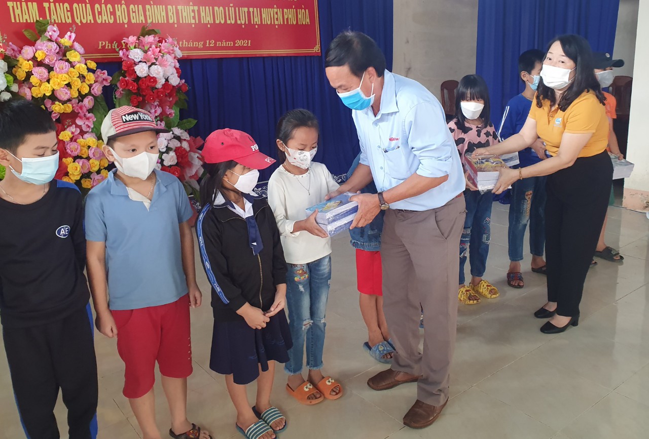 Tặng tập vở cho học sinh vùng lũ Phú Yên - Ảnh 4.