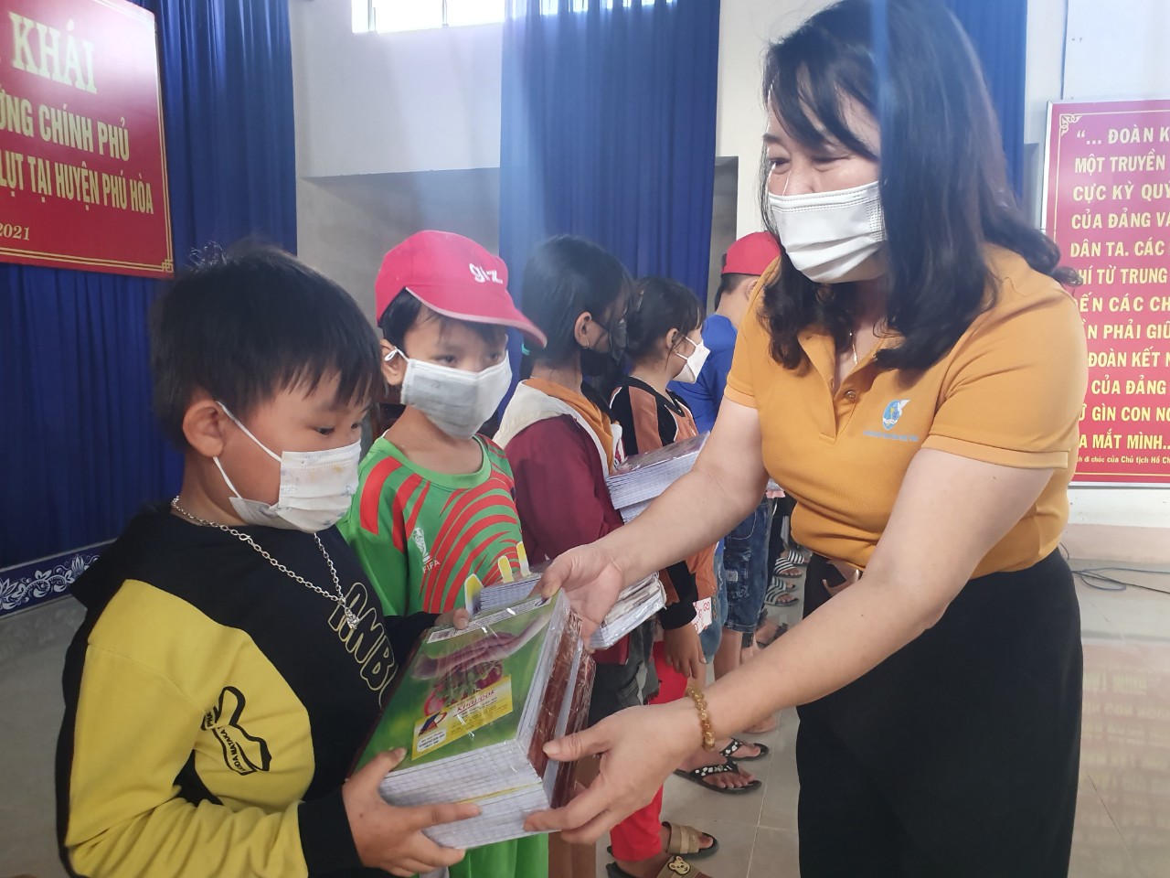 Tặng tập vở cho học sinh vùng lũ Phú Yên - Ảnh 3.