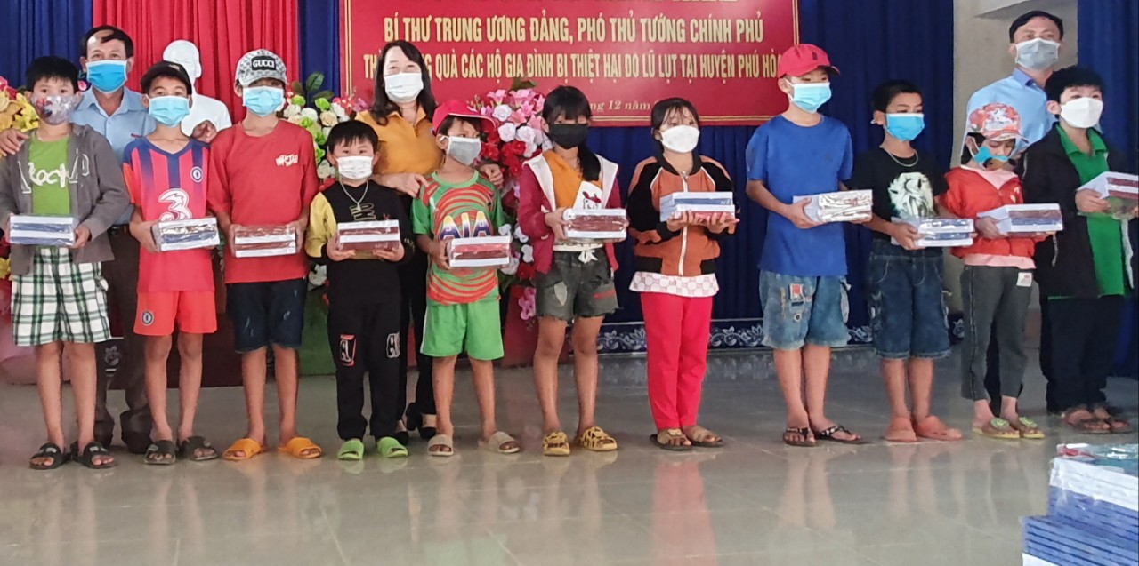 Tặng tập vở cho học sinh vùng lũ Phú Yên