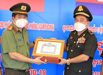Đại tá Đinh Văn Nơi được Quốc vương Campuchia tặng huân chương