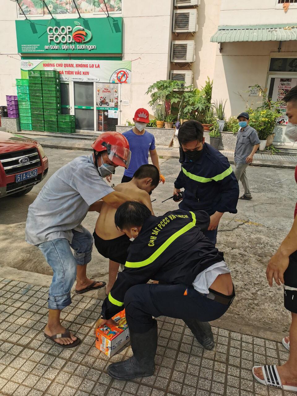 Một chung cư cao tầng ch&aacute;y trong ng&agrave;y Gi&aacute;ng sinh - Ảnh 2.