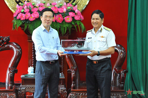 Thường trực Ban Bí thư thăm cán bộ, chiến sĩ Vùng 4 Hải quân