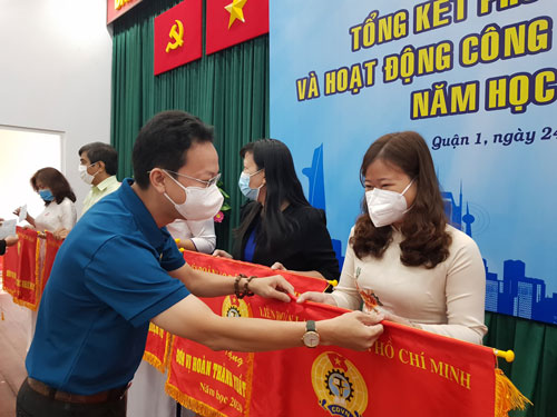 Hơn 1 tỉ đồng hỗ trợ giáo viên bị ảnh hưởng dịch Covid-19