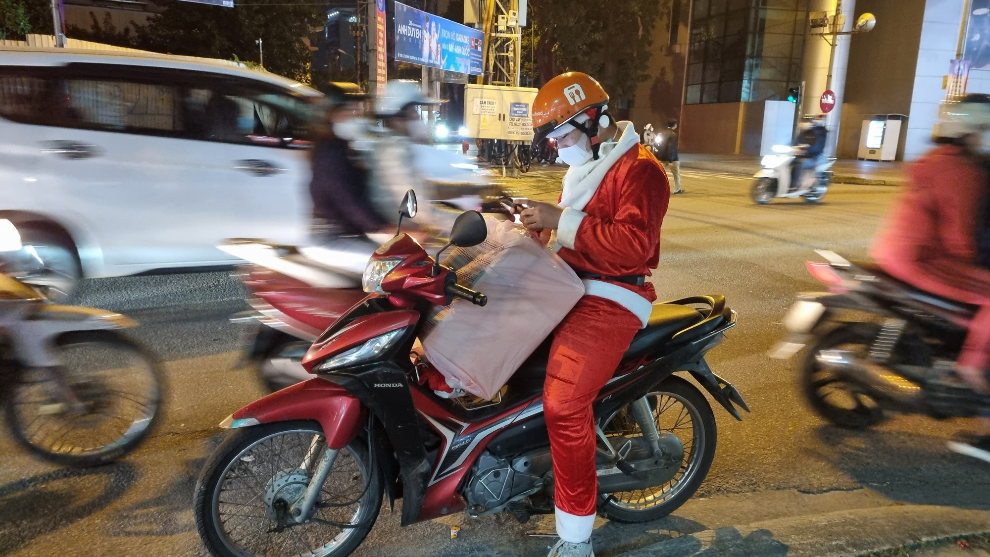 Đà Nẵng: Đông người ra đường chơi lễ Giáng sinh