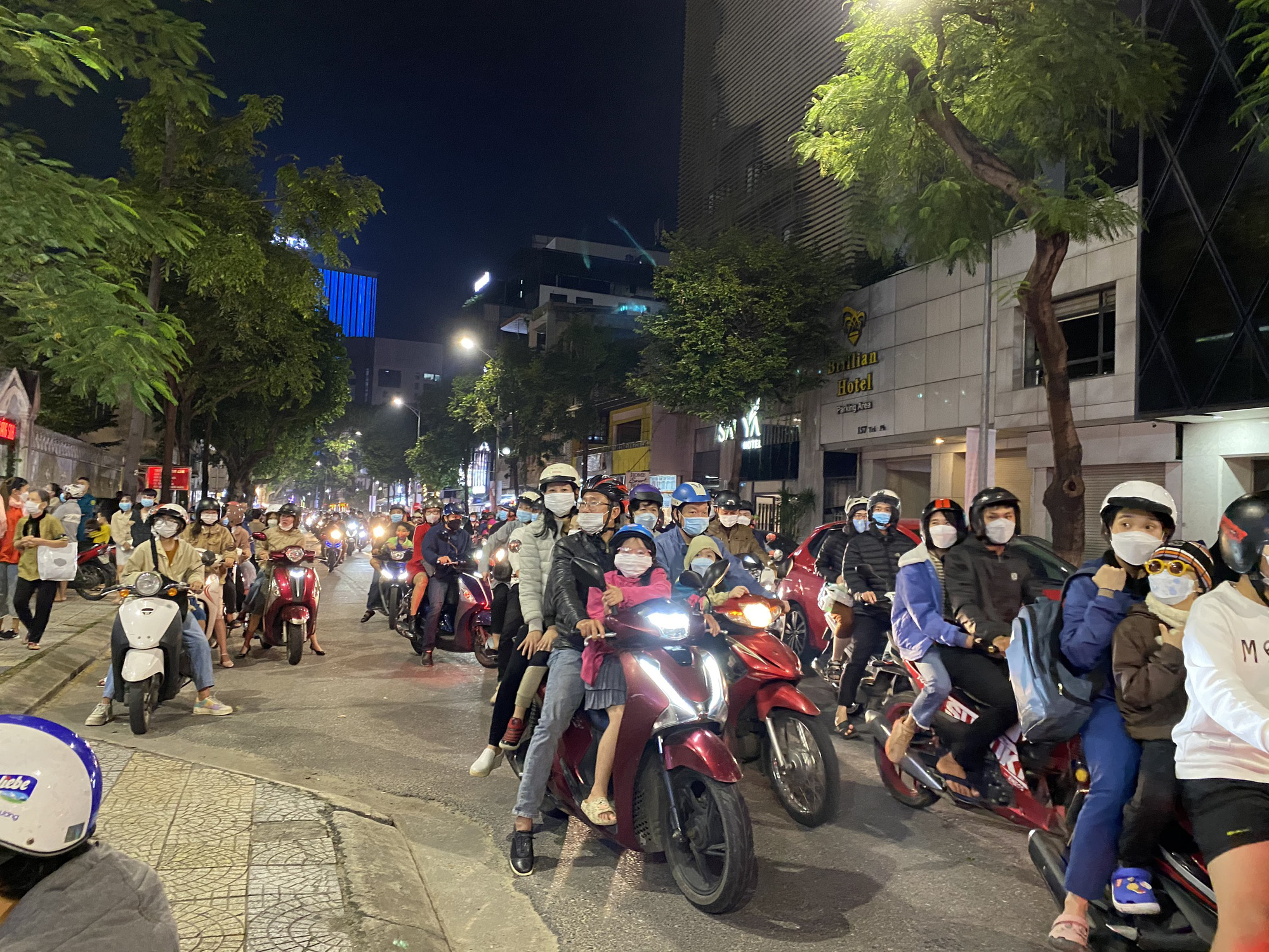Đà Nẵng: Đông người ra đường chơi lễ Giáng sinh - Ảnh 4.