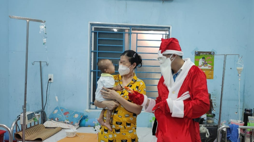 Nhiều bệnh viện mang Giáng Sinh vào khu điều trị Covid-19 - Ảnh 6.