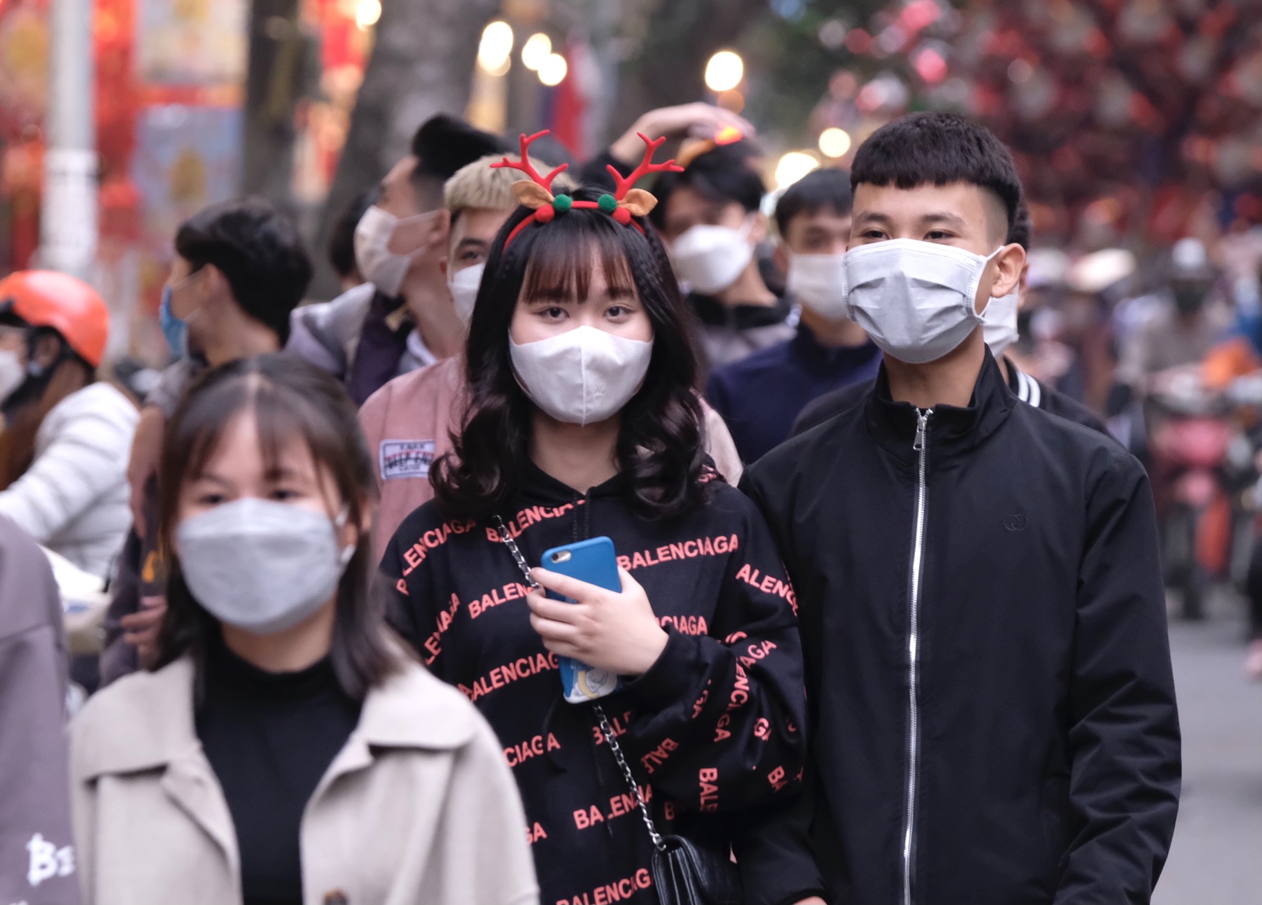Ca mắc Covid-19 ở H&agrave; Nội tăng cao, phố H&agrave;ng M&atilde; vẫn &ugrave;n tắc dịp lễ Noel 2021 - Ảnh 9.