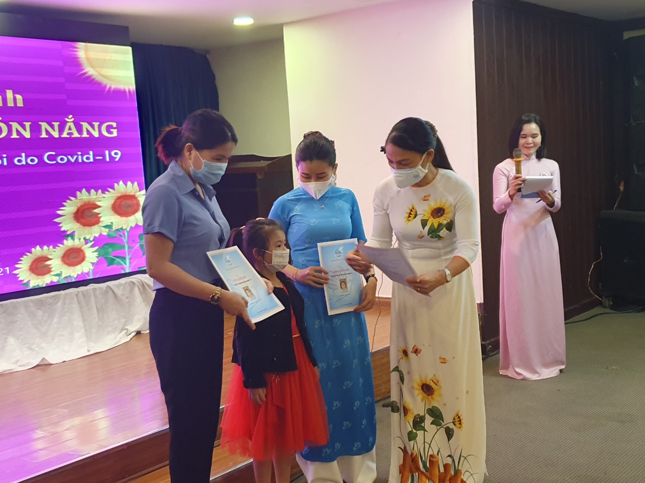 &ldquo;Hướng dương đ&oacute;n nắng&rdquo; viết tiếp ước mơ cho trẻ mồ c&ocirc;i v&igrave; Covid-19 - Ảnh 4.
