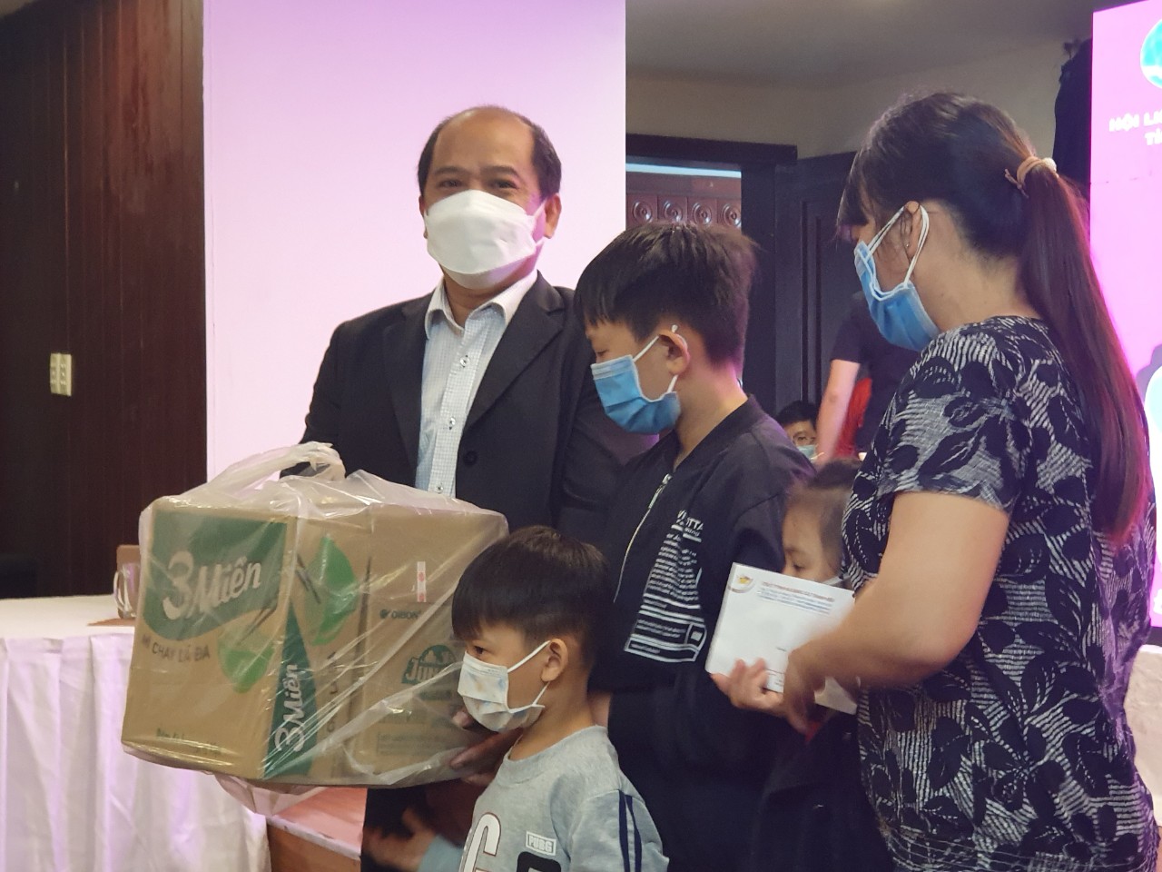 &ldquo;Hướng dương đ&oacute;n nắng&rdquo; viết tiếp ước mơ cho trẻ mồ c&ocirc;i v&igrave; Covid-19 - Ảnh 2.