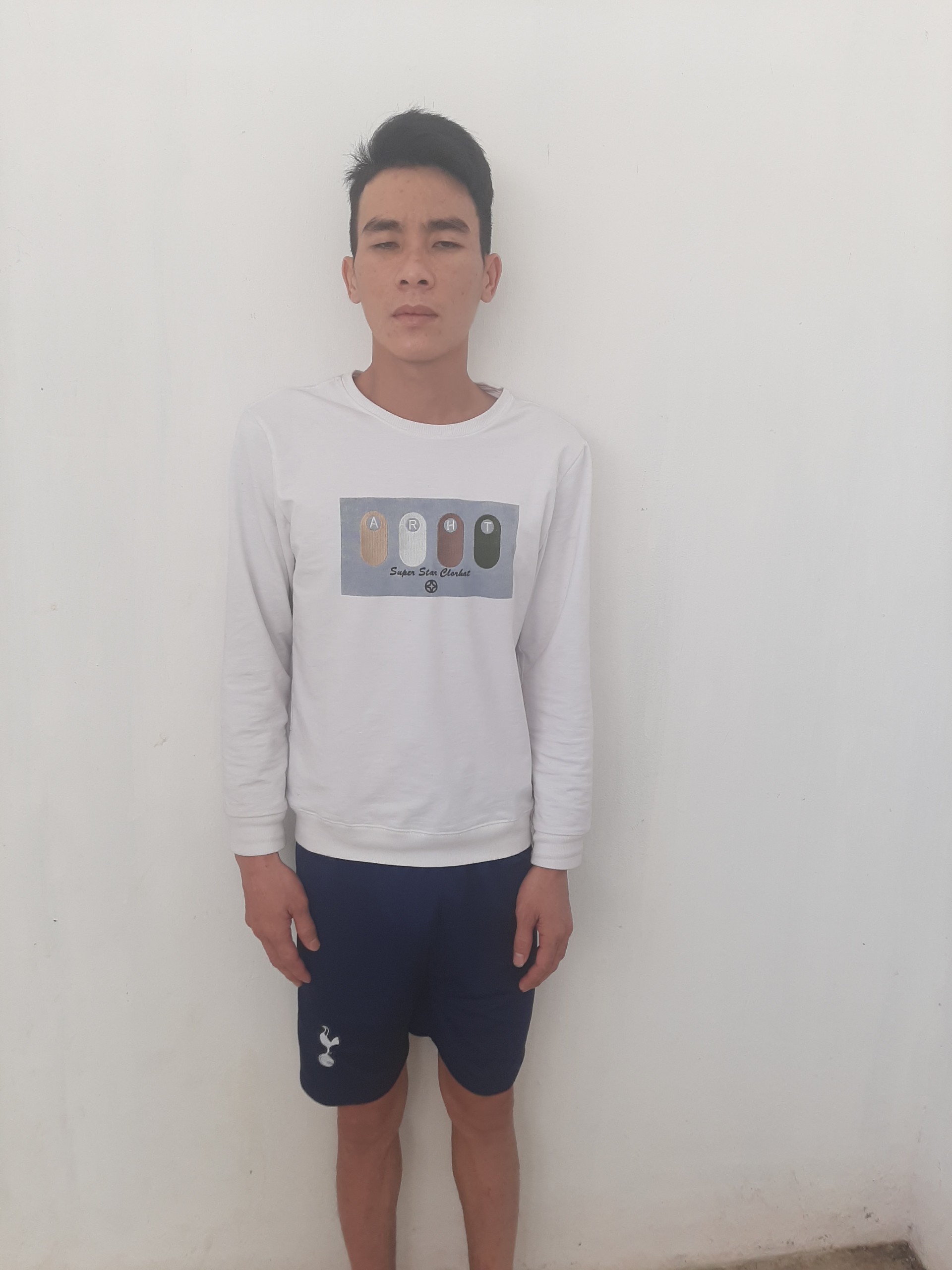 Chủ tiệm cầm đồ hốt hoảng v&igrave; kẻ trộm cạy n&oacute;c nh&agrave; lấy 71 điện thoại - Ảnh 1.