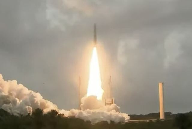 "Thợ săn sự sống" tối tân James Webb của NASA vừa rời Trái Đất