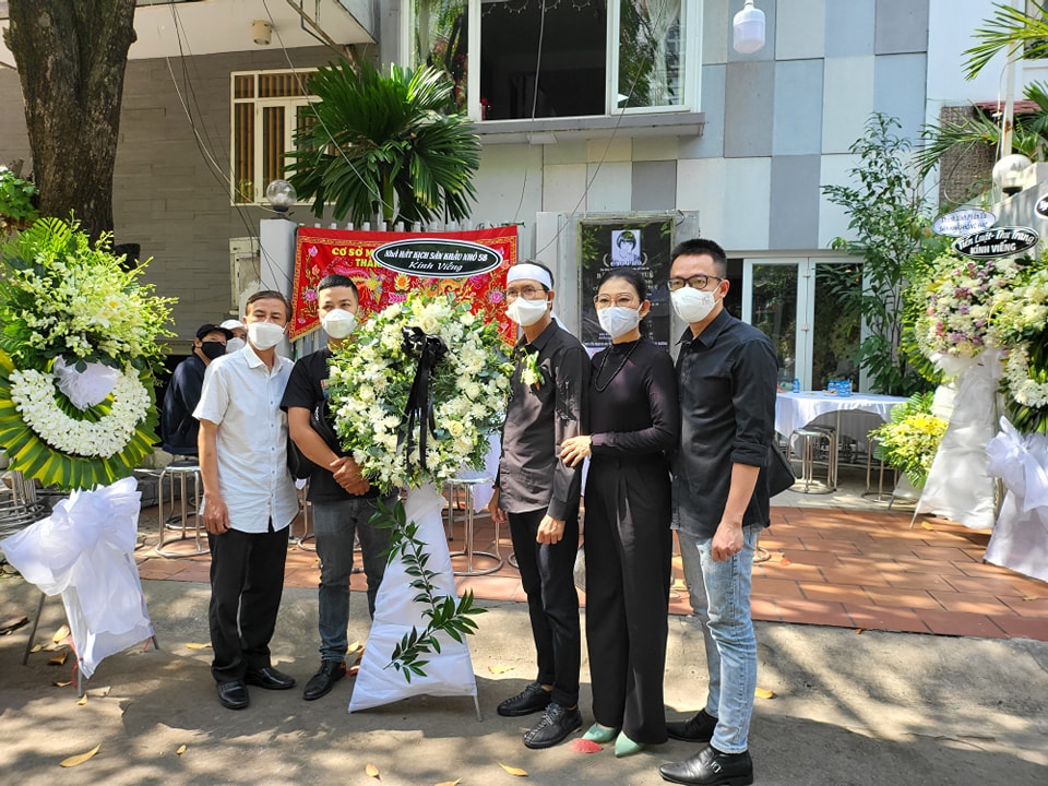 Nghệ sĩ tiễn đưa NSƯT Thanh Kim Huệ về nơi an nghỉ cuối c&ugrave;ng - Ảnh 4.