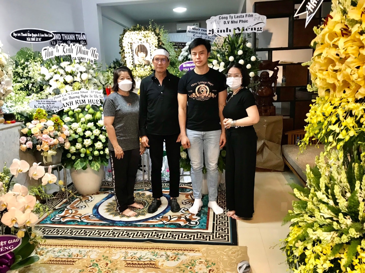 Nghệ sĩ tiễn đưa NSƯT Thanh Kim Huệ về nơi an nghỉ cuối c&ugrave;ng - Ảnh 5.