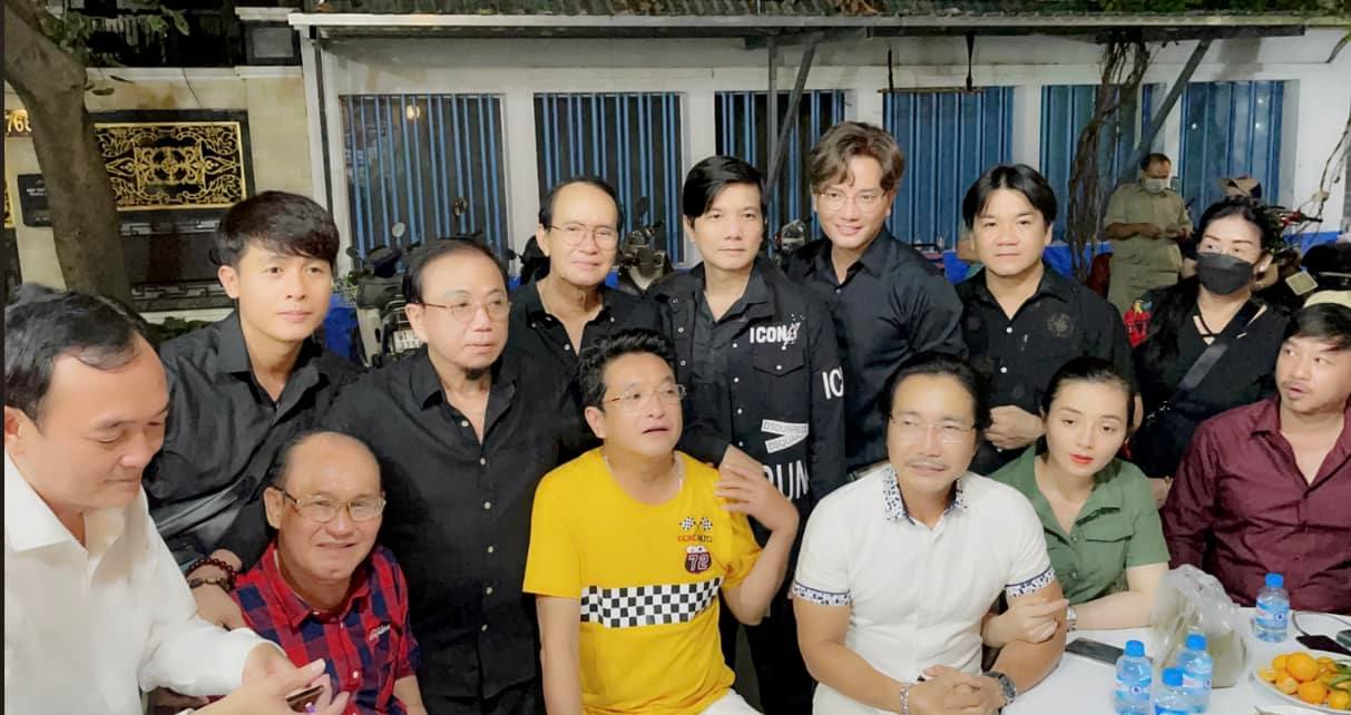 Nghệ sĩ tiễn đưa NSƯT Thanh Kim Huệ về nơi an nghỉ cuối c&ugrave;ng - Ảnh 7.