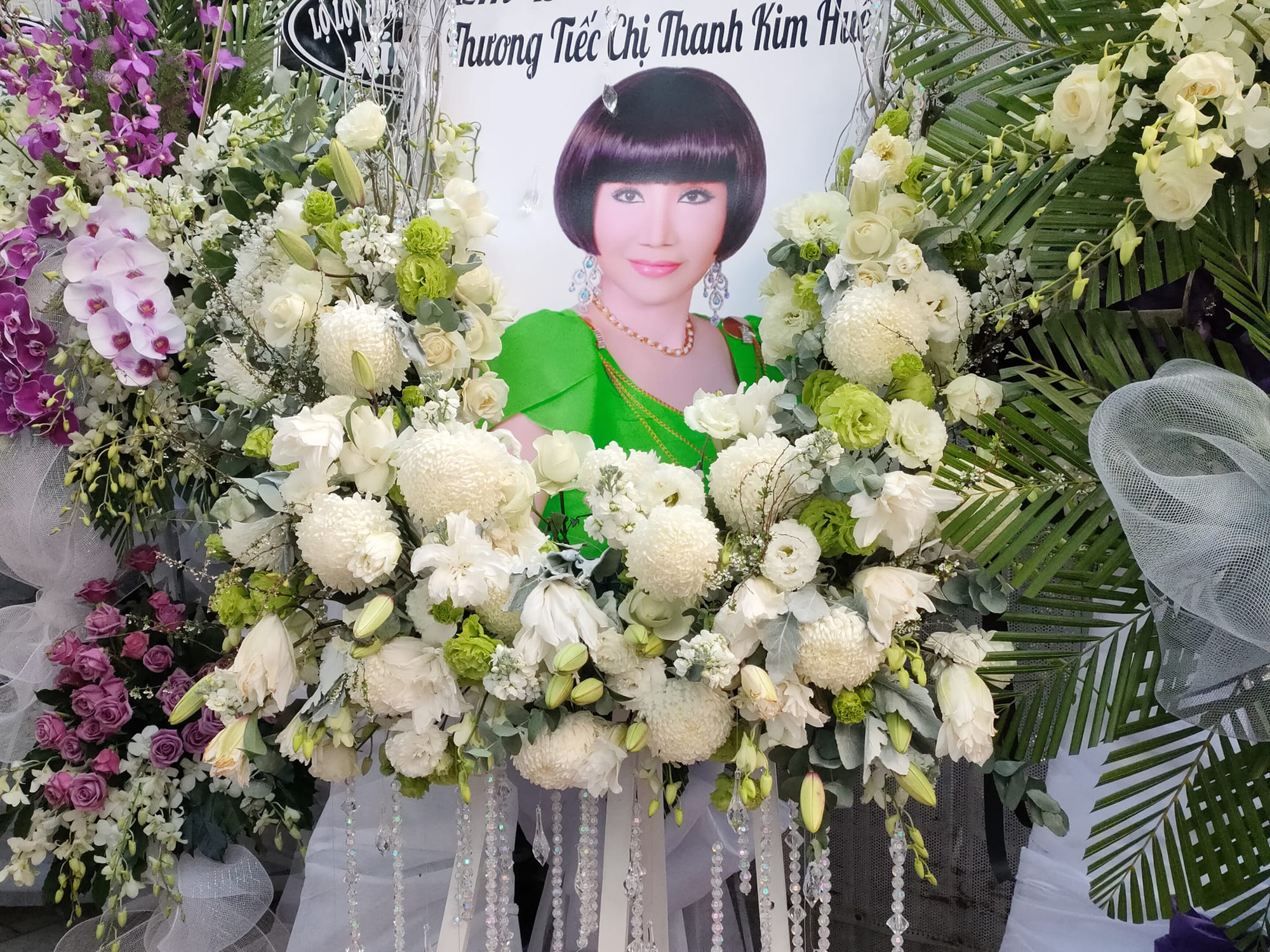 Nghệ sĩ tiễn đưa NSƯT Thanh Kim Huệ về nơi an nghỉ cuối cùng